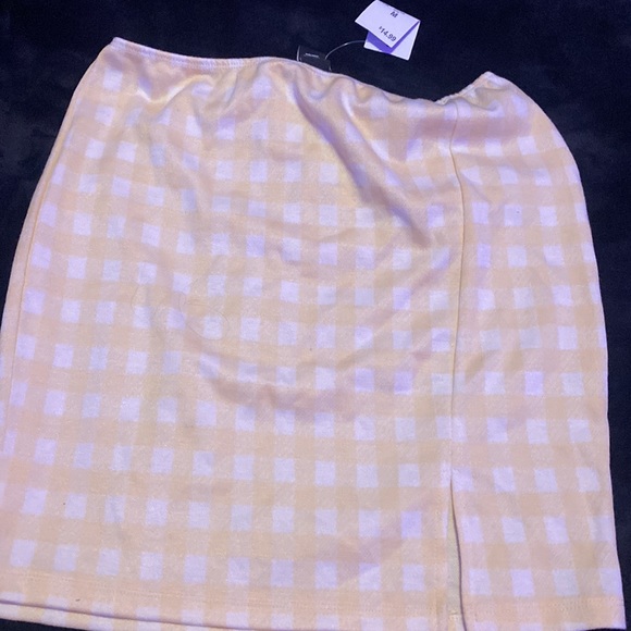 Rue 21 set. Yellow plaid. Still has tags on and never work before. - Picture 4 of 5